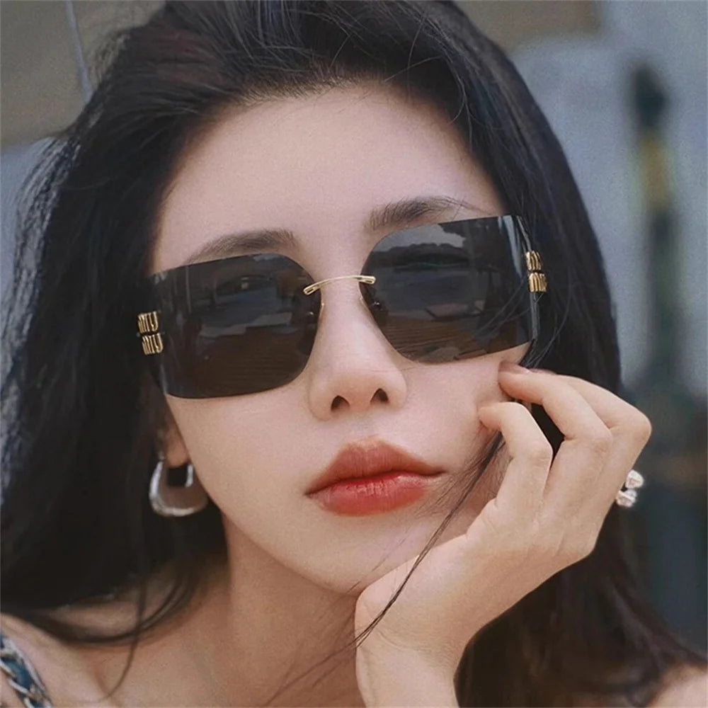 Retro American Curved Lenses Women'S Sunglasses Personalized Letter Decoration Glasses Outdoor Popular Eyepieces Shades Eyewear